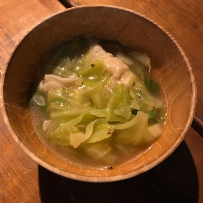 餃子とキャベツの生姜ごまスープ