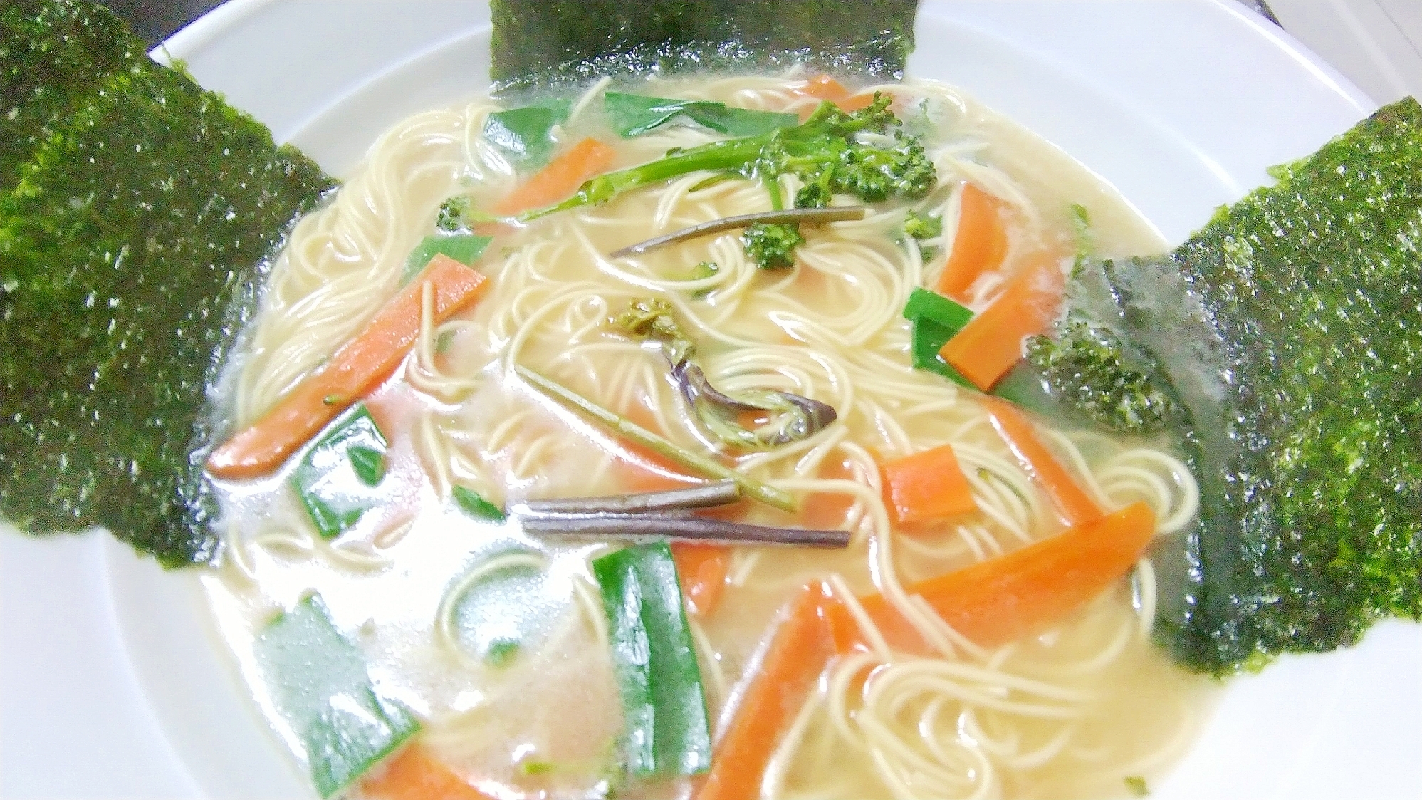 野菜と山菜たっぷりの豚骨ラーメン