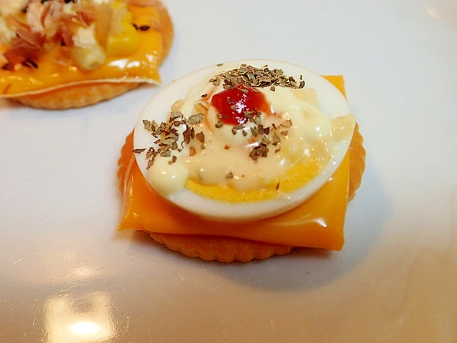 チェダーチーズとゆで卵の焼きクラッカー レシピ・作り方 by ぷ〜みぃまま♪｜楽天レシピ