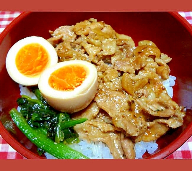 豚こま肉でスパイシー豚丼☆味玉添え