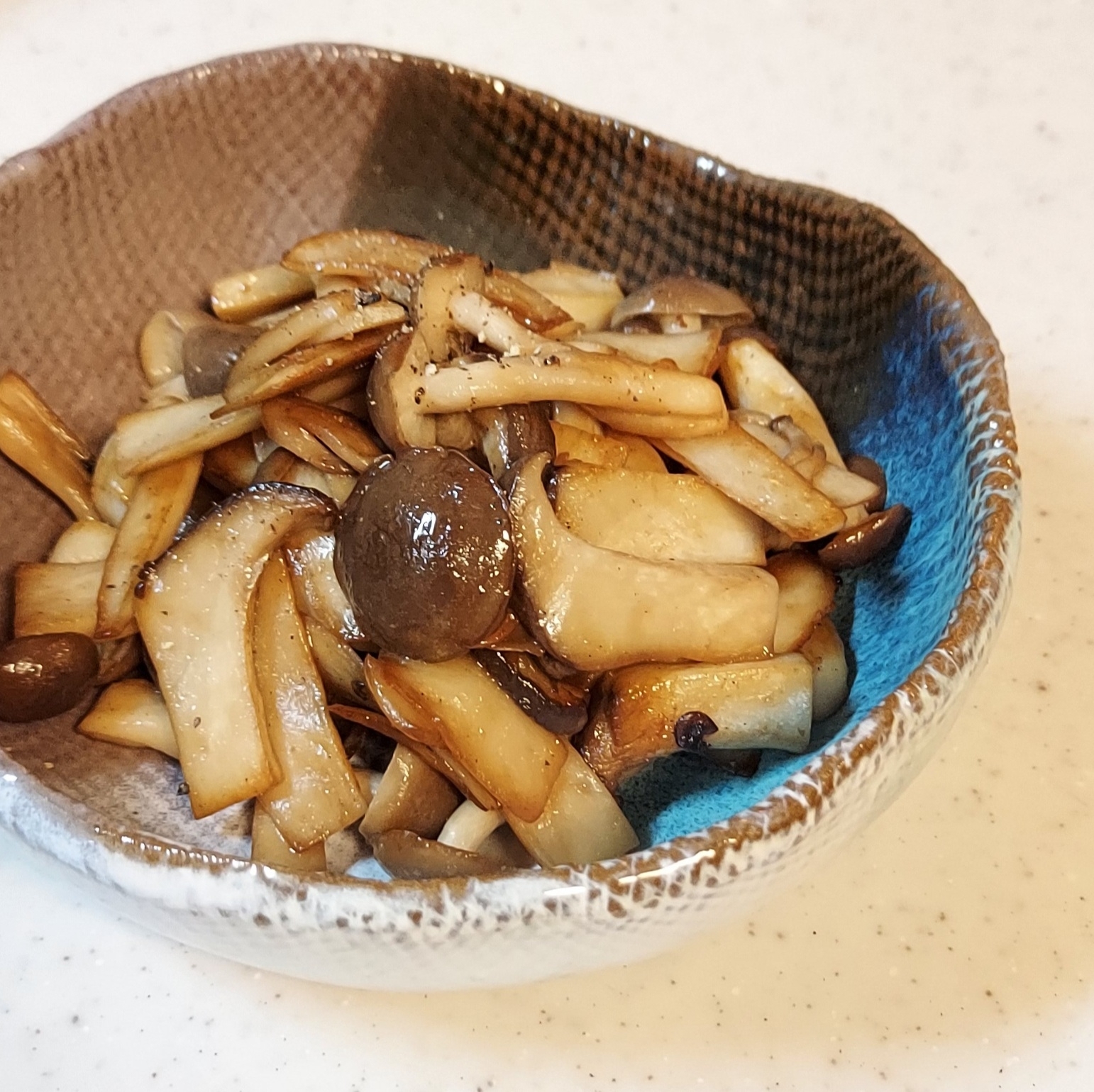 おつまみ☆エリンギとしめじのバター醤油炒め