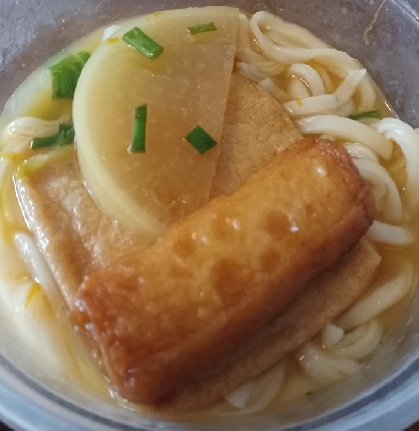 残ったおでんにうどん麺を入れておどん