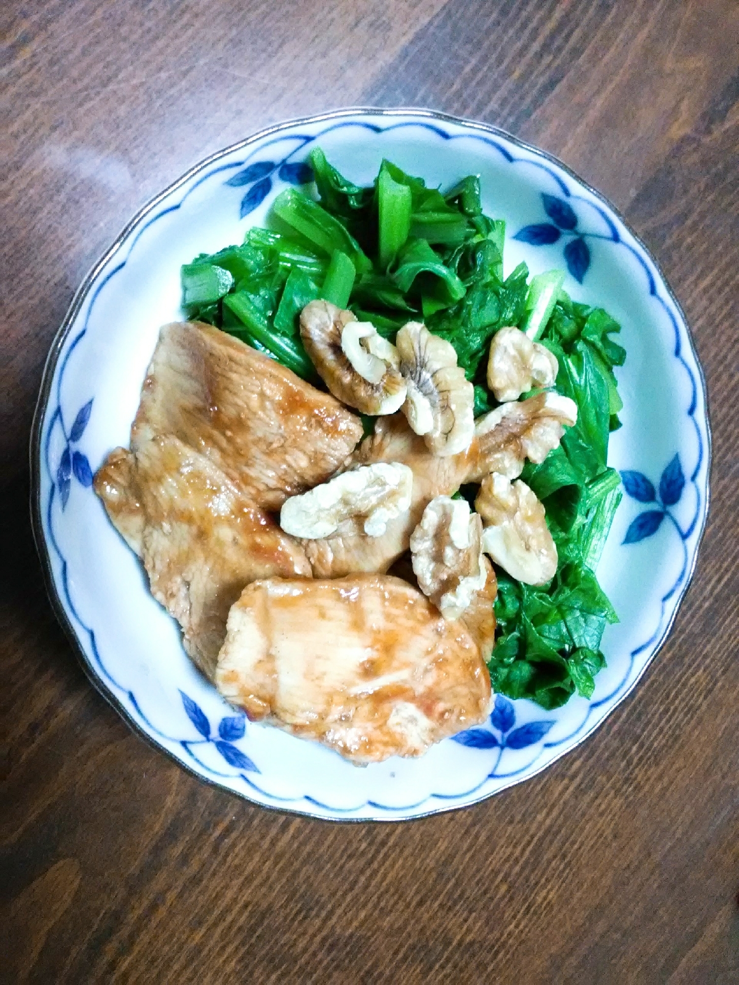 鶏肉とクルミと小松菜の一皿