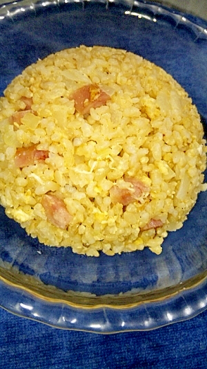 青い丸皿に盛り付けた玄米卵チャーハン