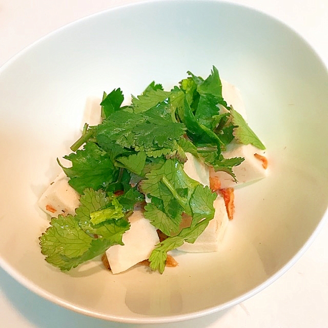 パクチーと干しエビと高野豆腐の☆ガーリックサラダ