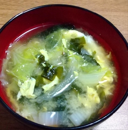 キャベツと卵とわかめの味噌汁