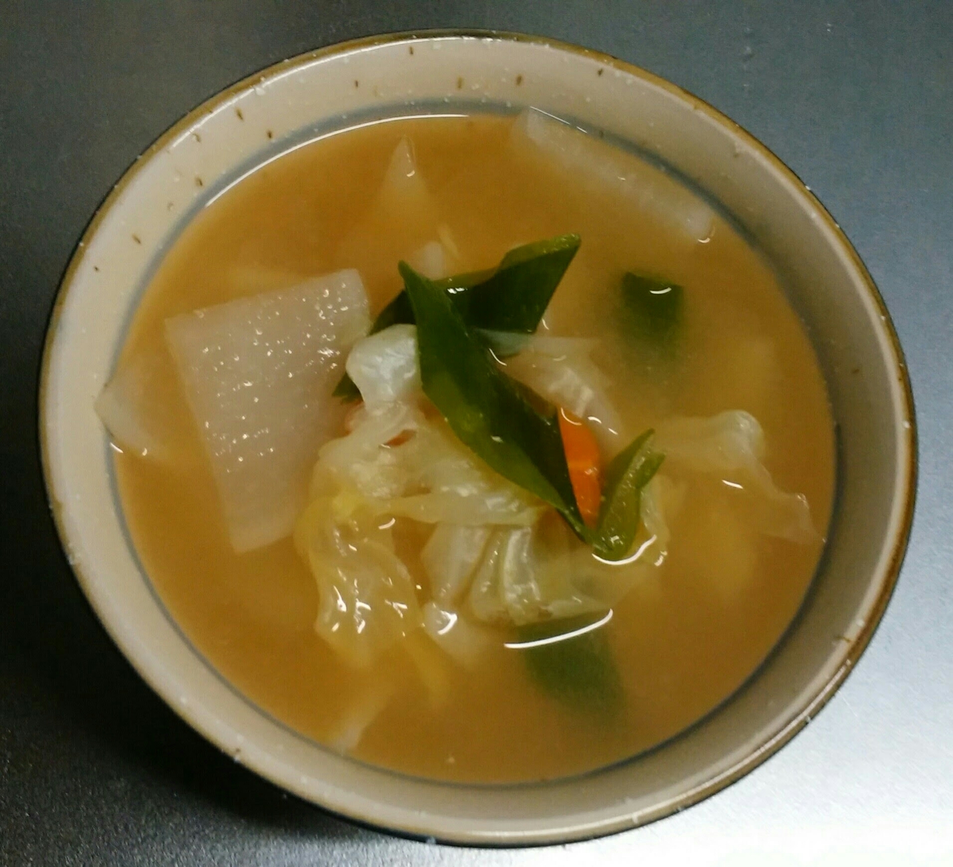 野菜たっぷり赤味噌汁