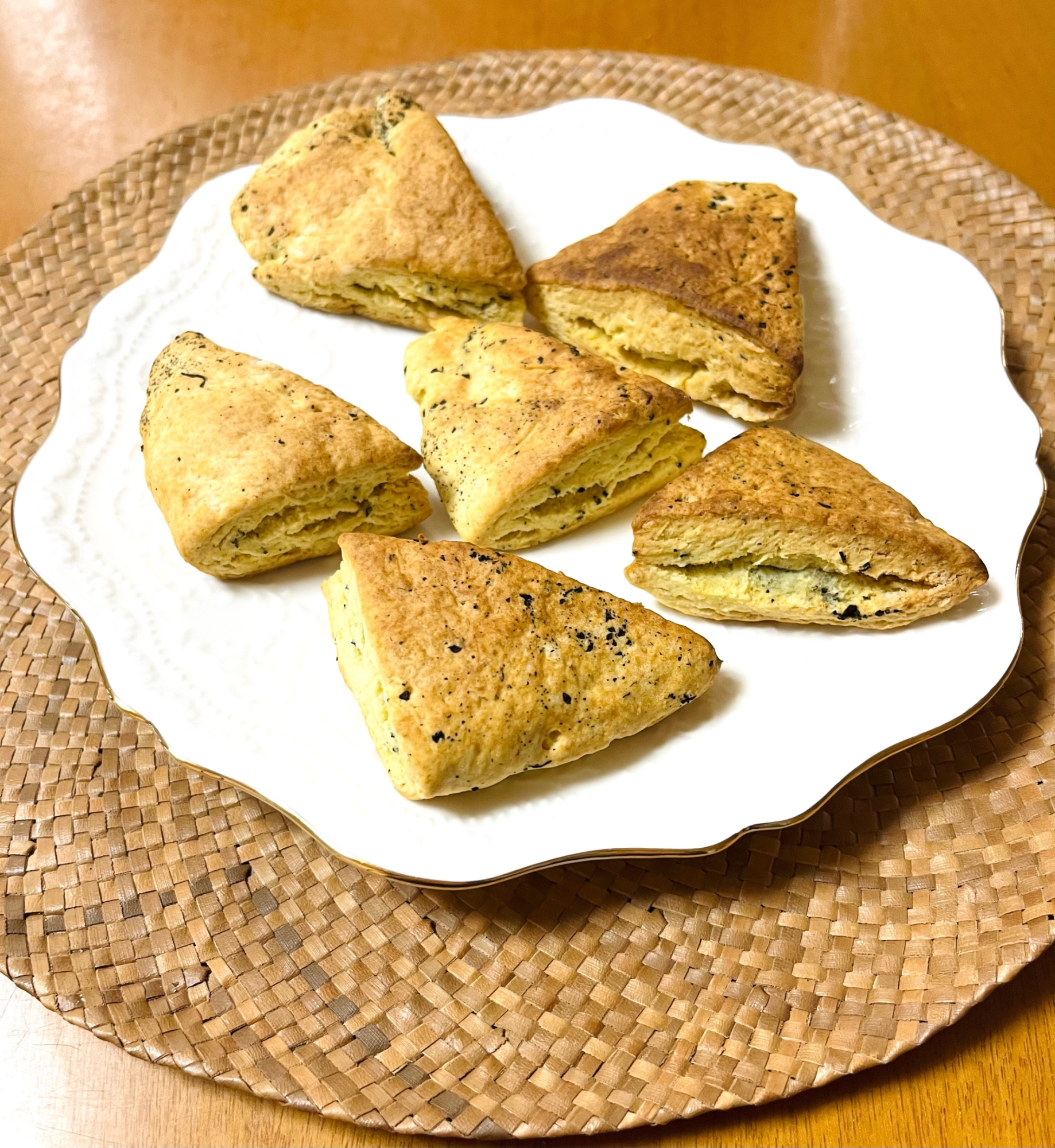 白色の洋皿に盛られた粉チーズとバジルのスコーン