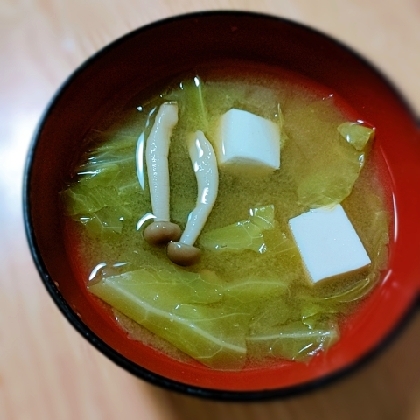 キャベツとシメジの豆腐味噌汁