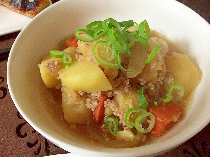 生姜が香る〜鶏そぼろ肉じゃが