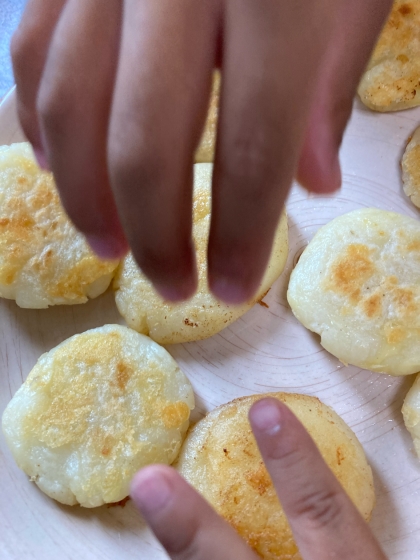 息子が保育園でじゃがいも餅を作ってきて作りたいと言ったのでレシピ参考にさせていただきました♪待ちきれず子供達の手が入ってしまいました笑すぐ完食！