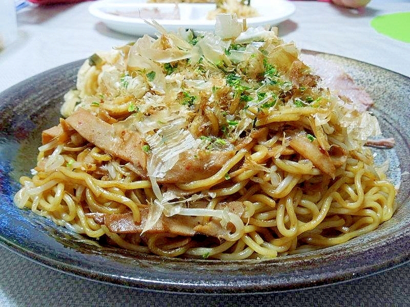 ボロニアハムと黒豆もやしたっぷり★ソース焼きそば