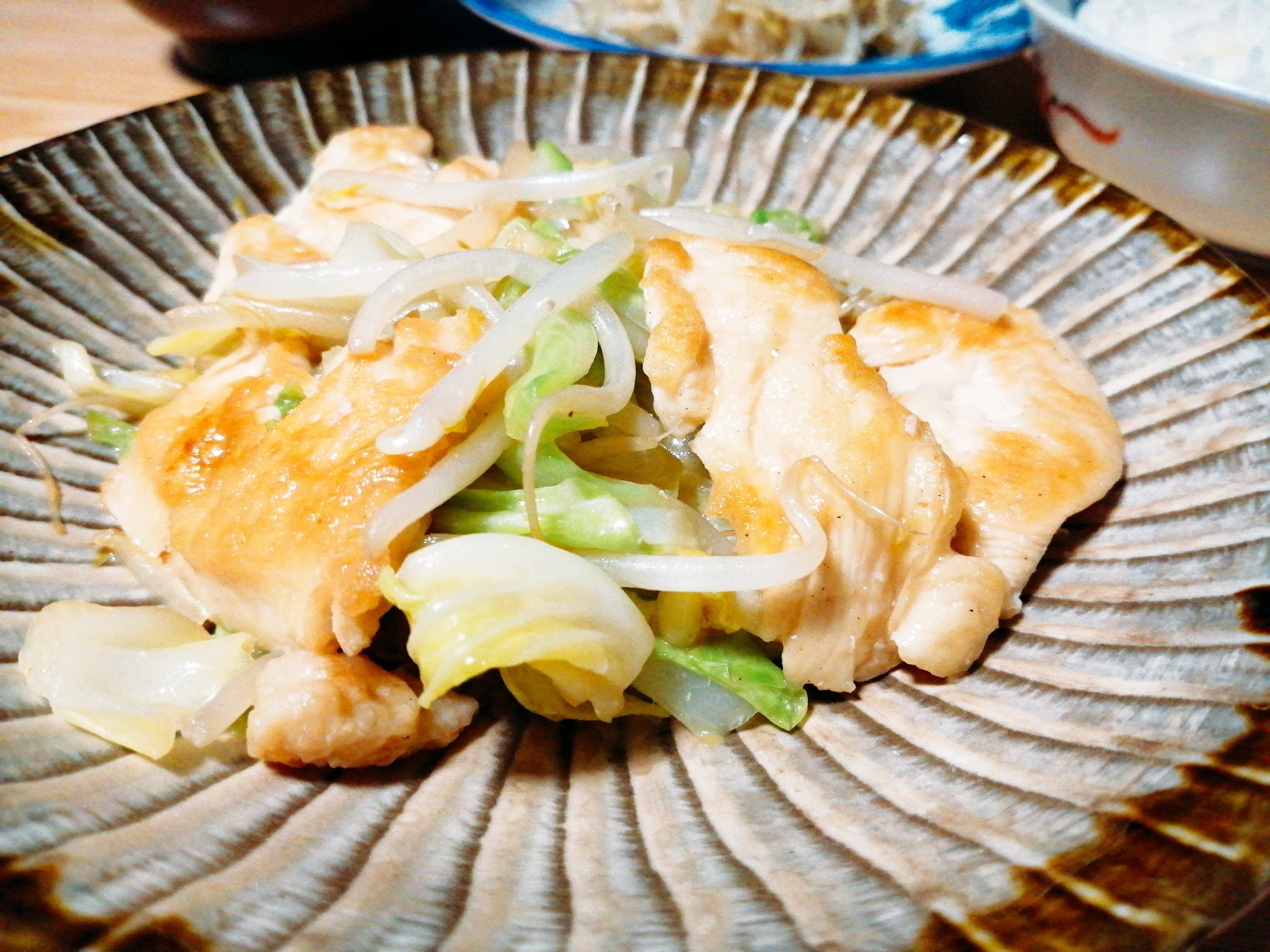 鶏むね肉とキャベツともやしの炒め物