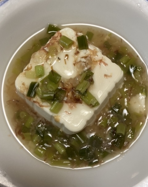 絹豆腐とネギと鰹節の煮物