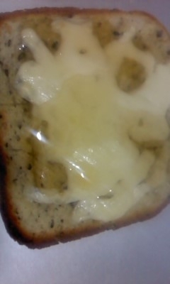 HBで作ったゴマパンを使いました。ハチミツの甘さにチーズの塩分が良い感じでした。おいしかったです！また作ります！
