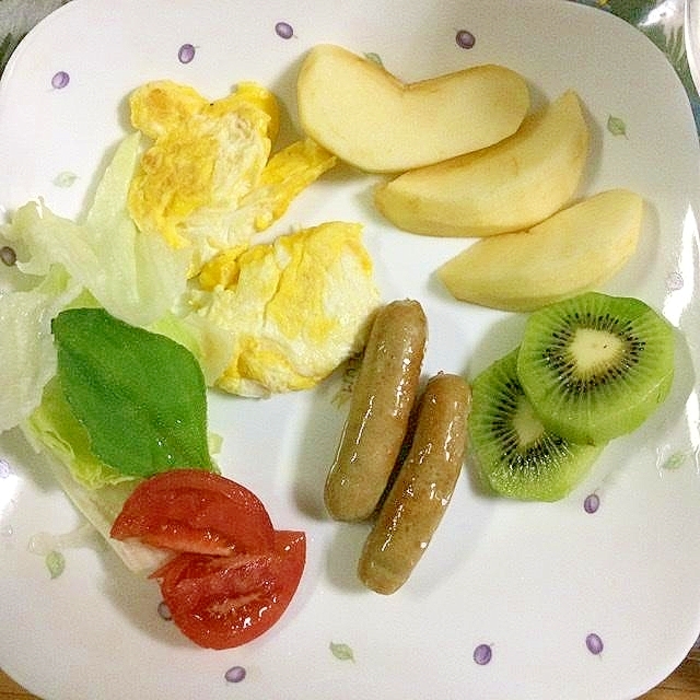 果物と野菜と肉と卵全部入り朝食