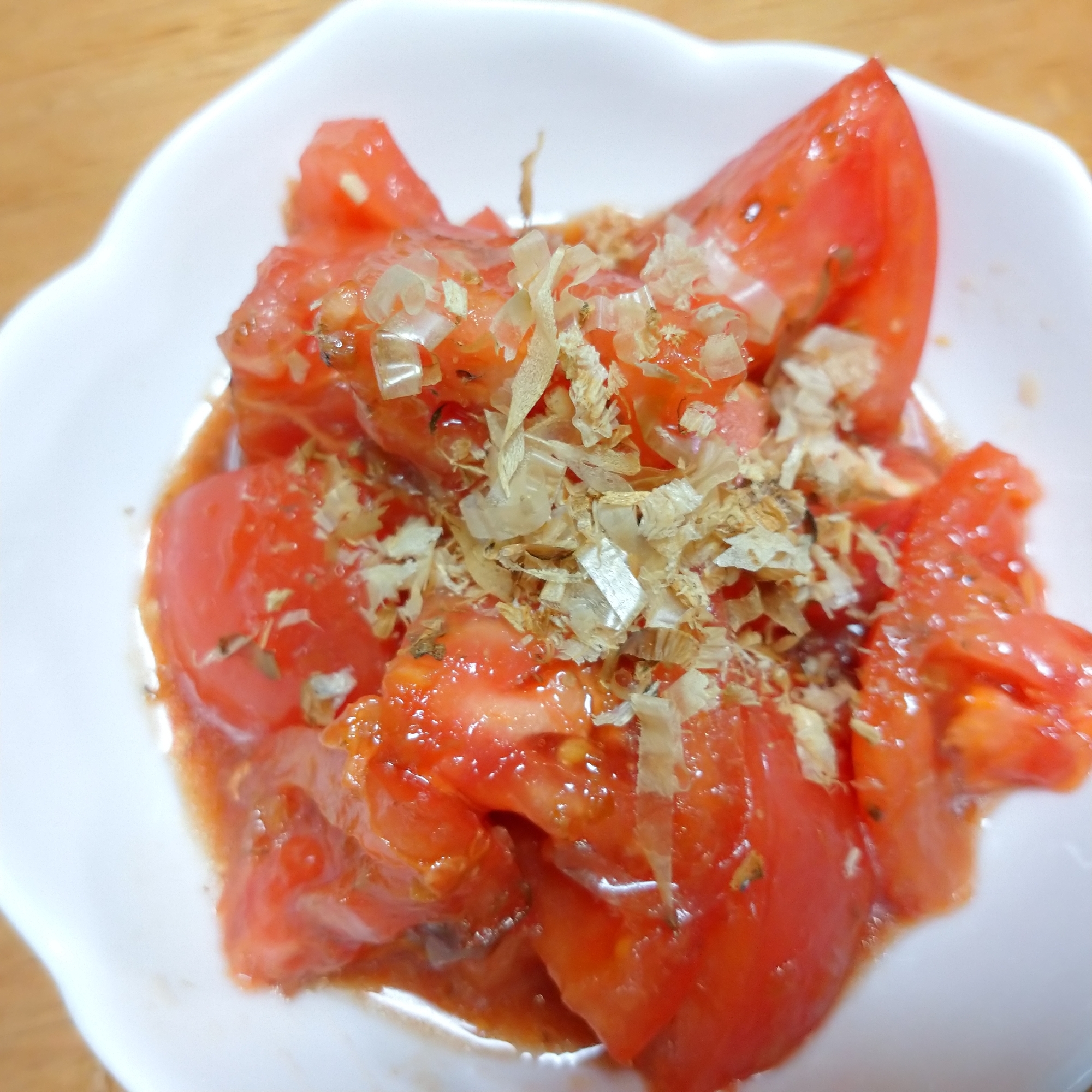 すぐできる!ごま油香る♪トマトの鰹節和え