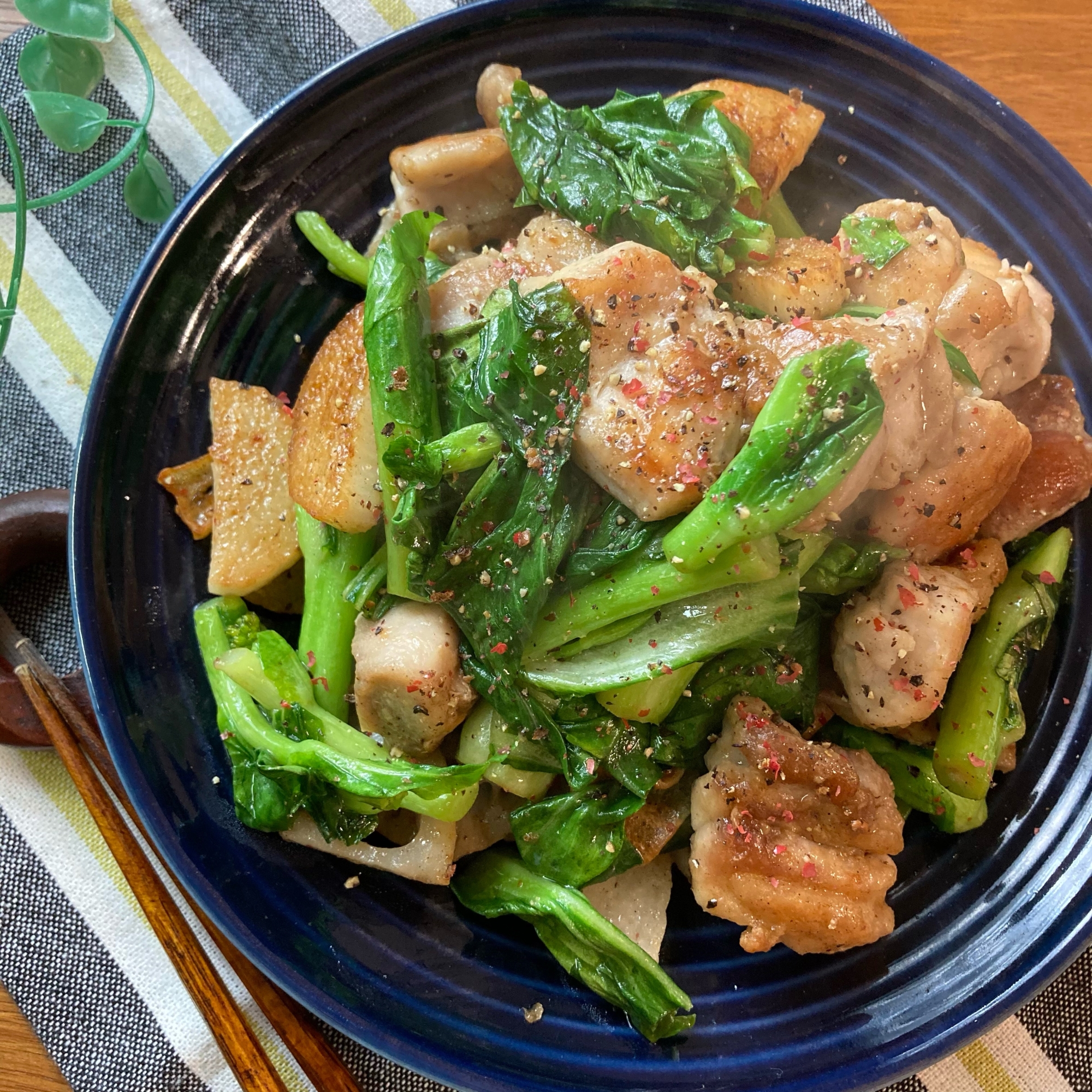 鶏もも肉と菜の花のにんにく黒こしょう炒め