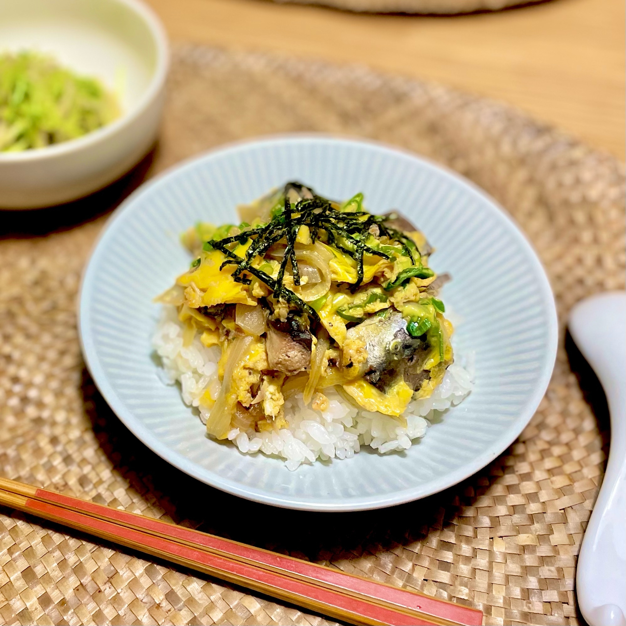 サバ味噌煮缶の玉子とじ丼