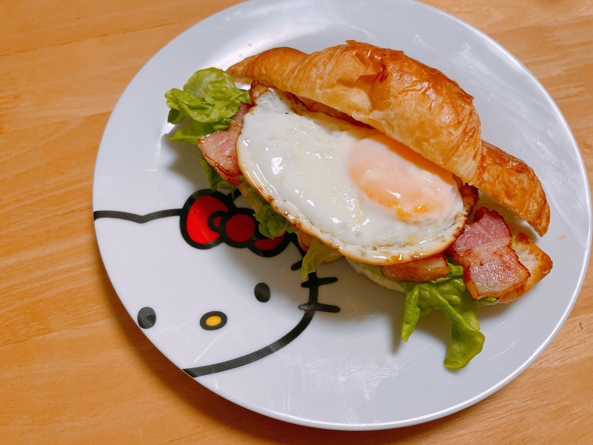 目玉焼きとベーコンのクロワッサンサンド