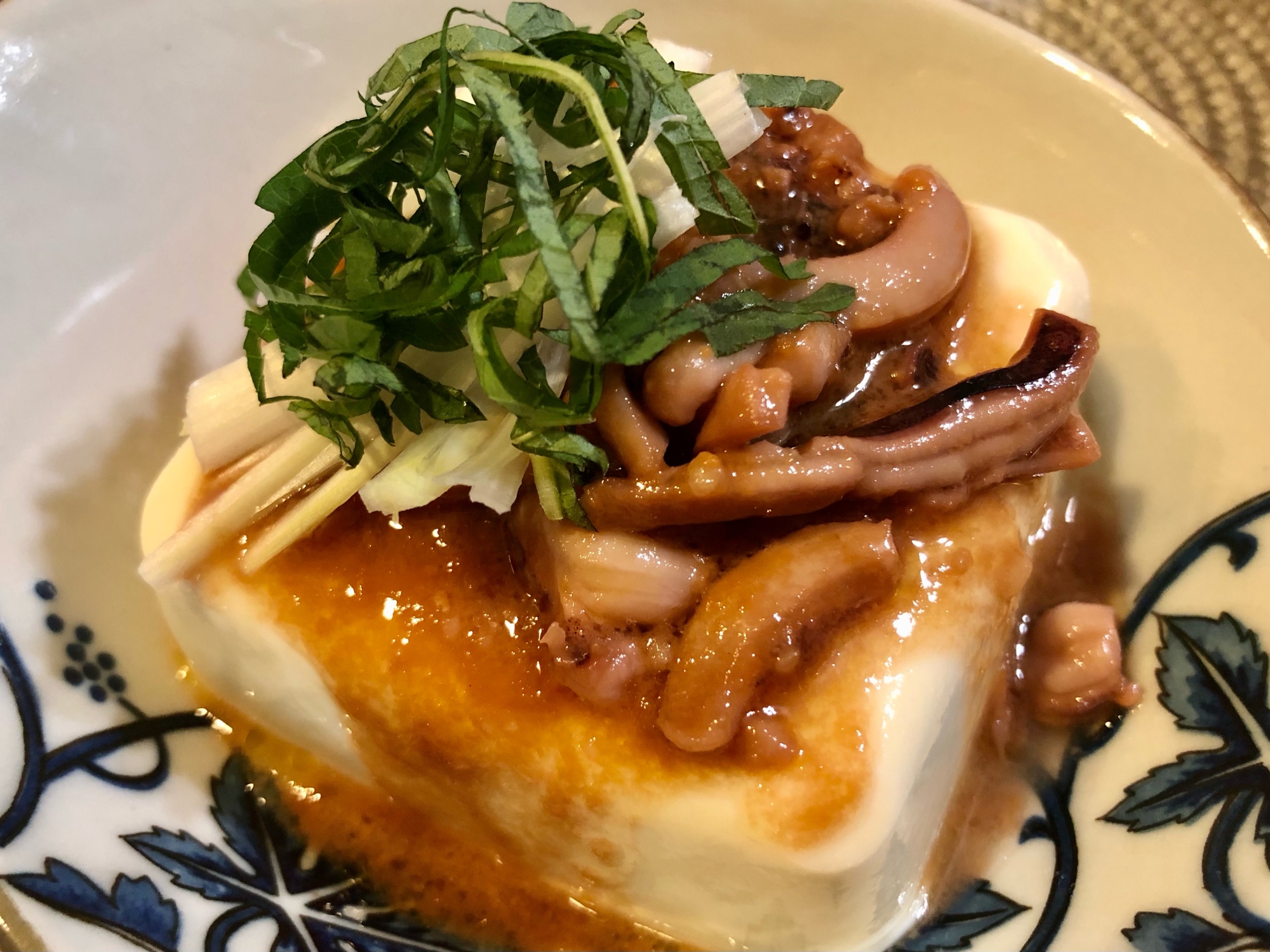 簡単副菜♫ごま油で炒めた塩辛と薬味の冷やっこ