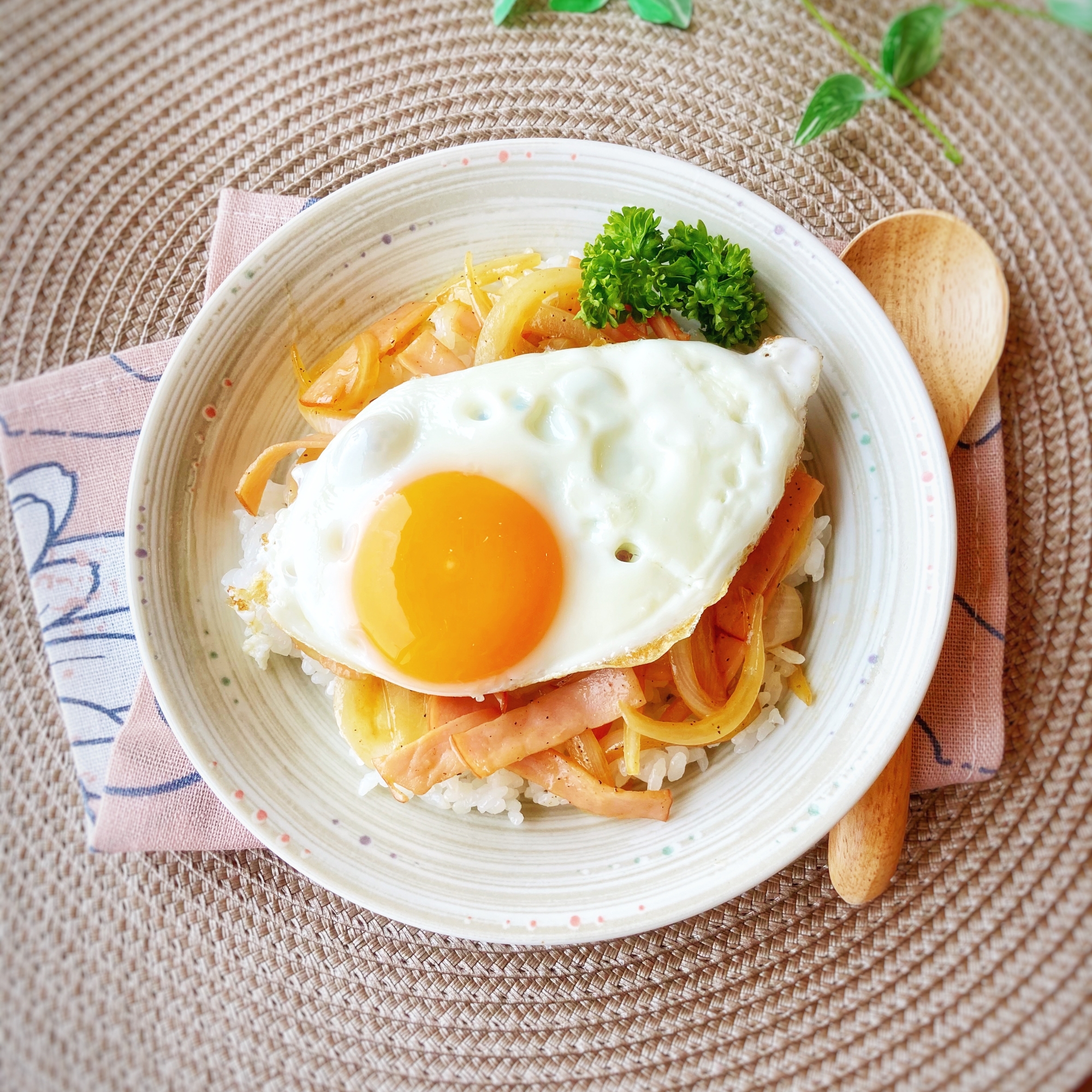 ハムと玉ねぎのガリバタ醤油丼