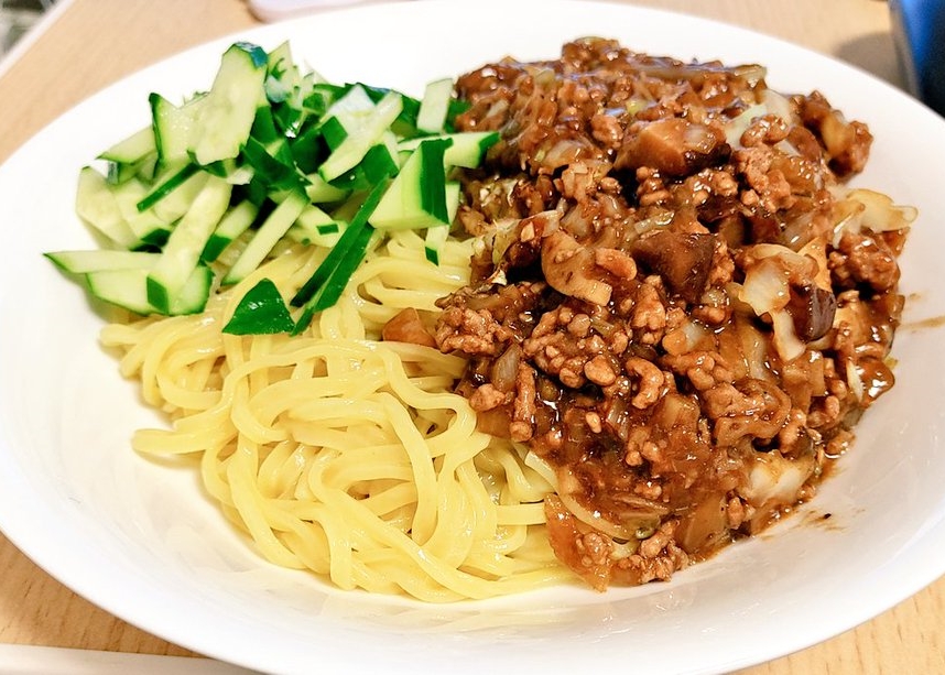 混ぜて炒めてピリピリに～鶏肉のジャージャー麺～