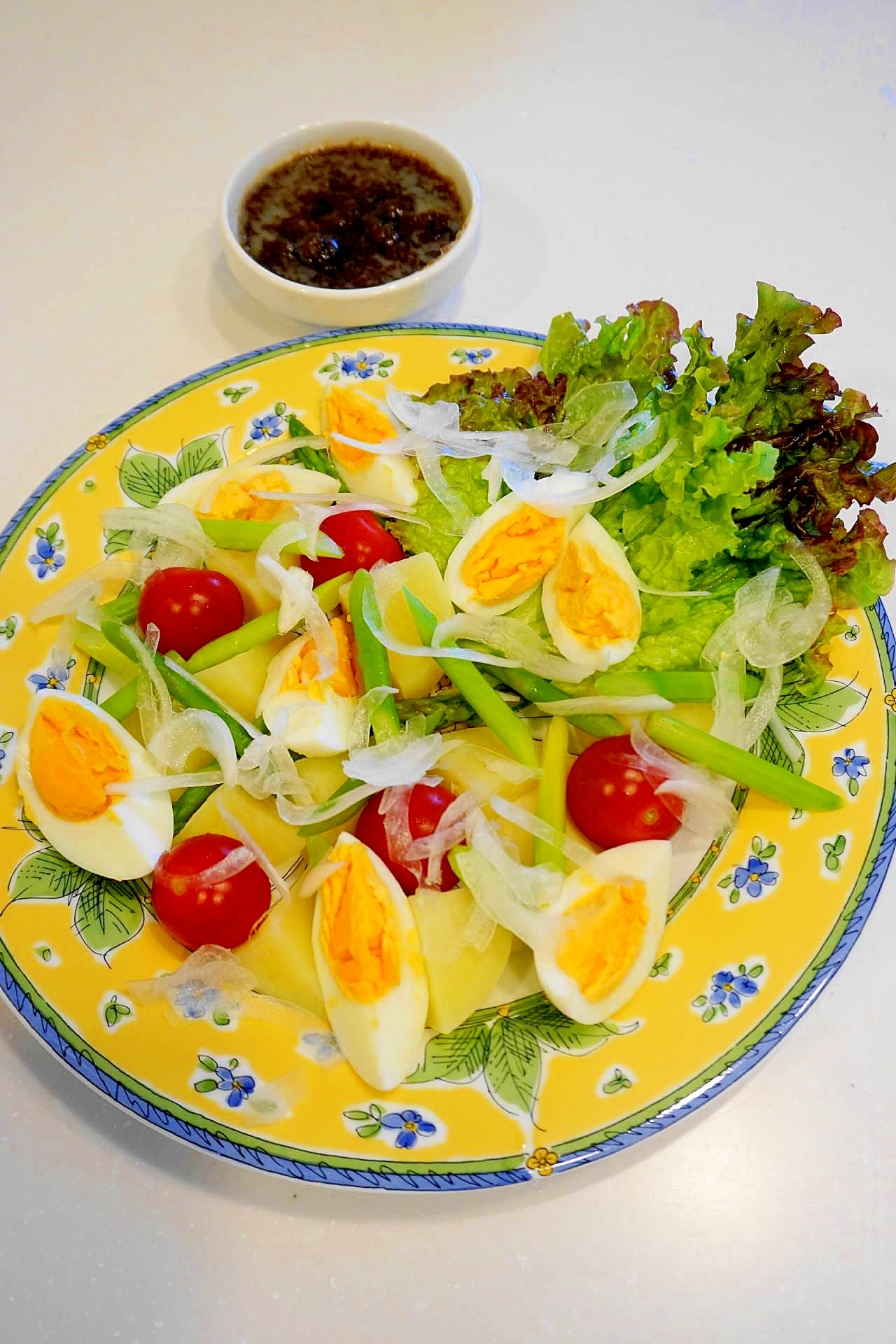 食卓が華やぐ！カラフル野菜のサラダ