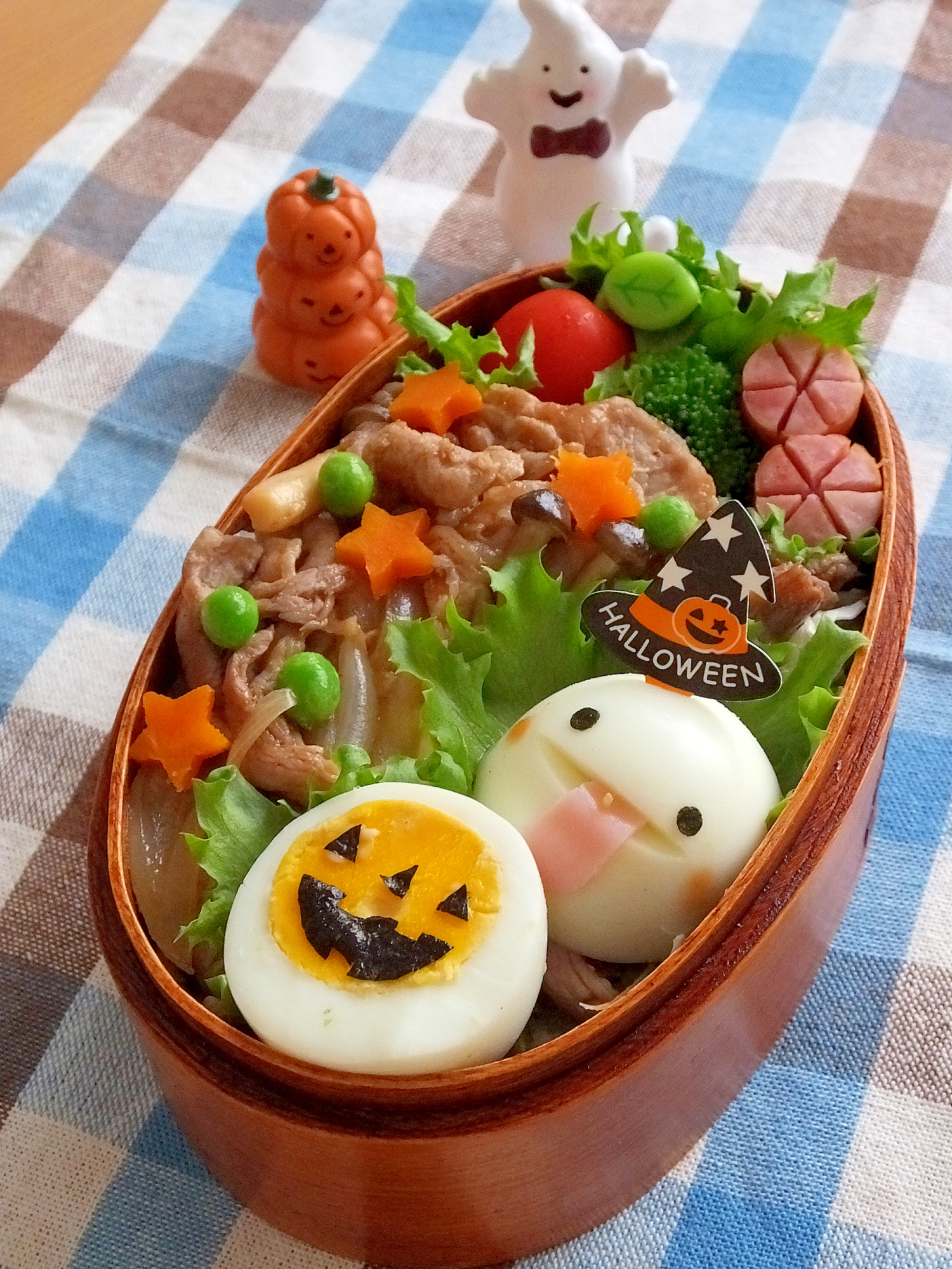 茶色い弁当箱に入ったハロウィン風ゆで卵