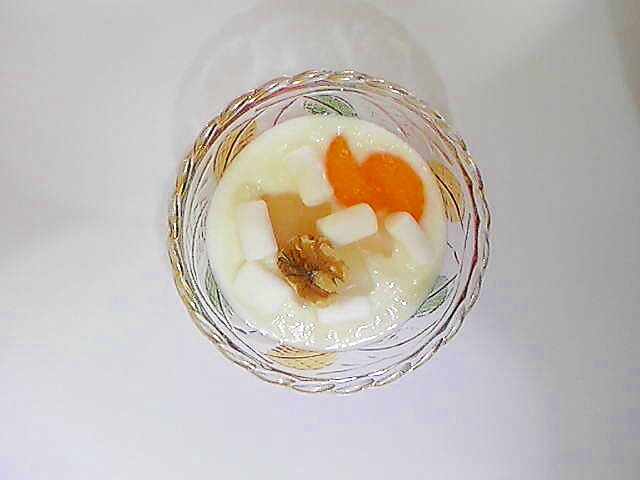 洋梨、みかん、ナタデココのヨーグルト