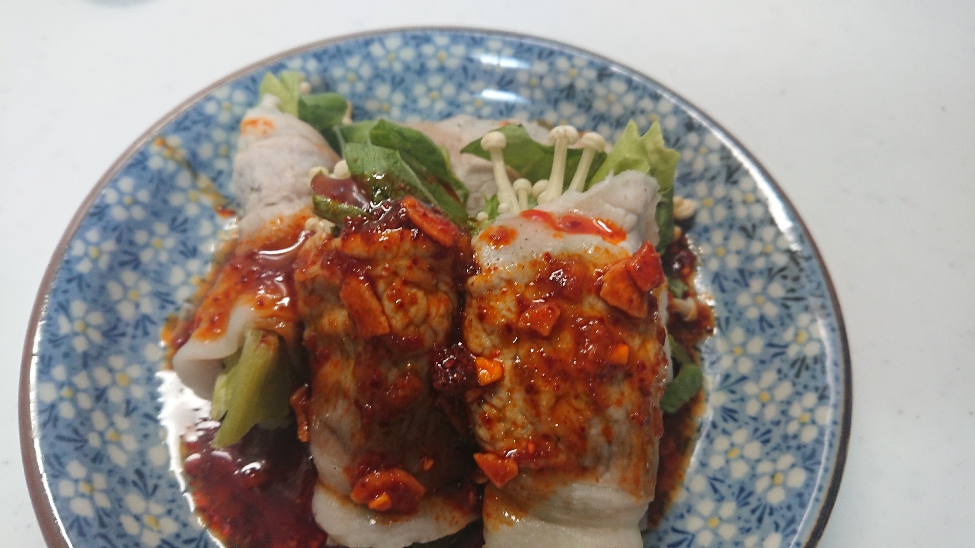 レタスとえのきの豚肉巻き 食べるラー油ポン酢