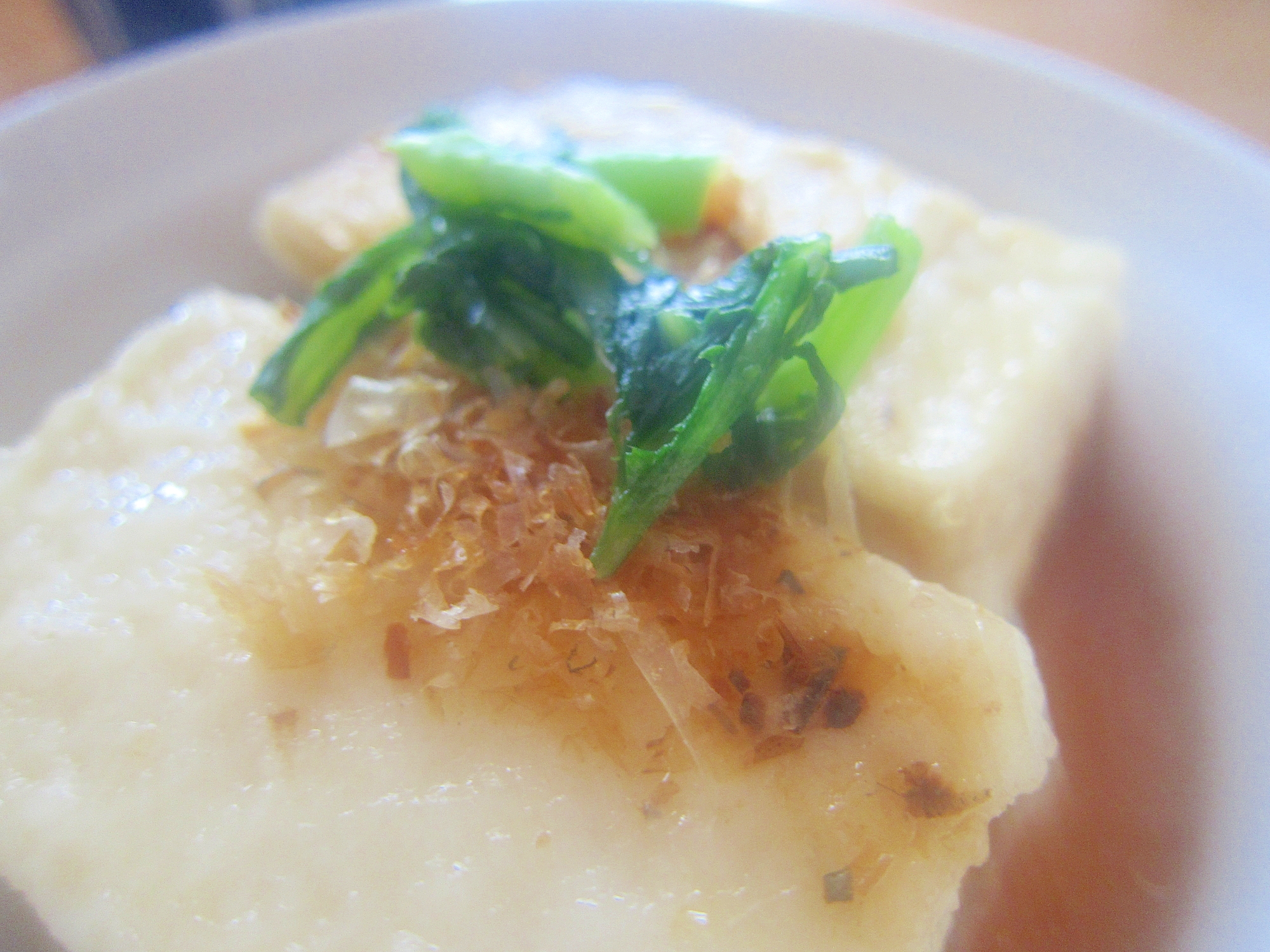 揚げ出汁豆腐と春菊と鰹節グリル