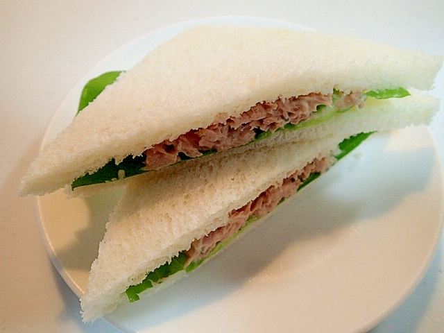 サラダ菜とツナマヨのサンドイッチ