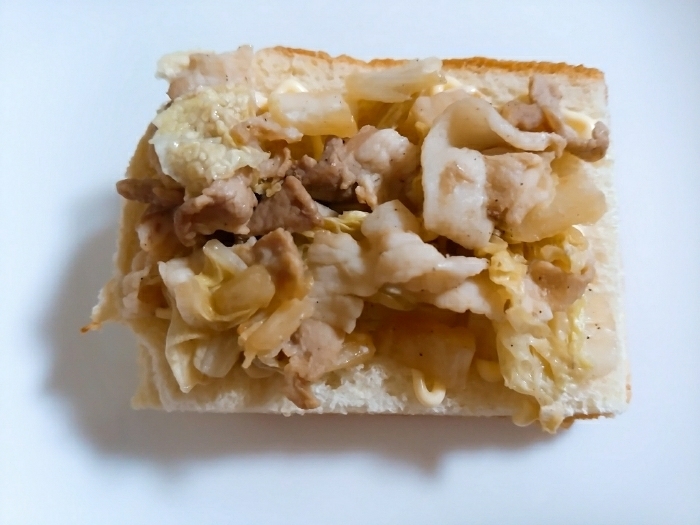 白菜と豚バラ肉のトースト