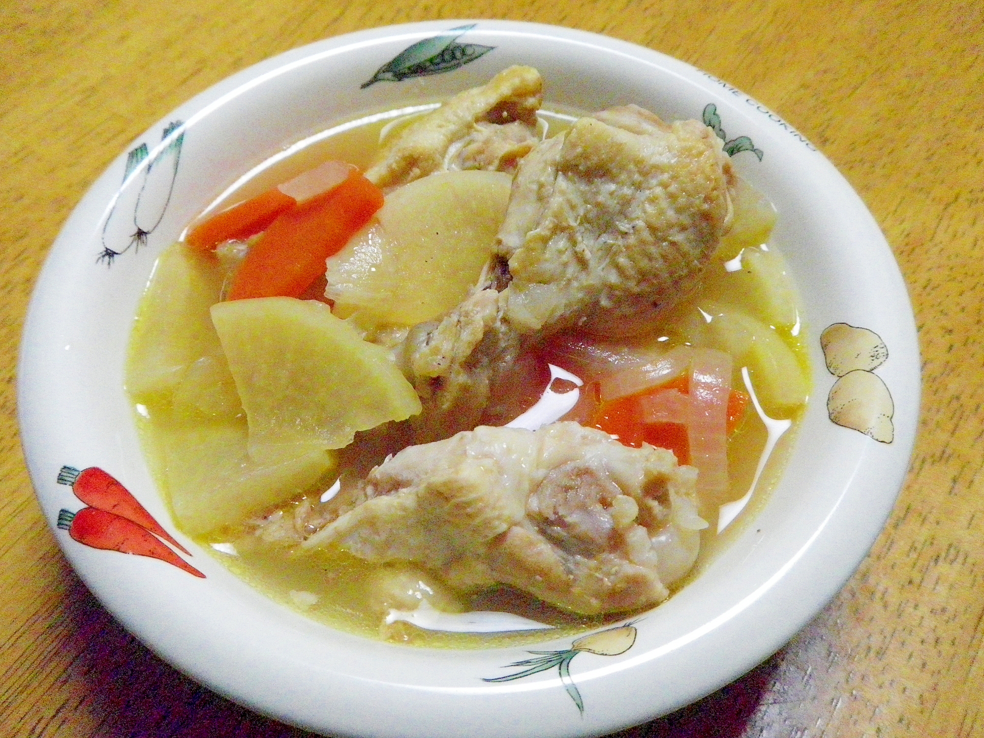 簡単で美味しい！　鶏手羽元と野菜のスープ