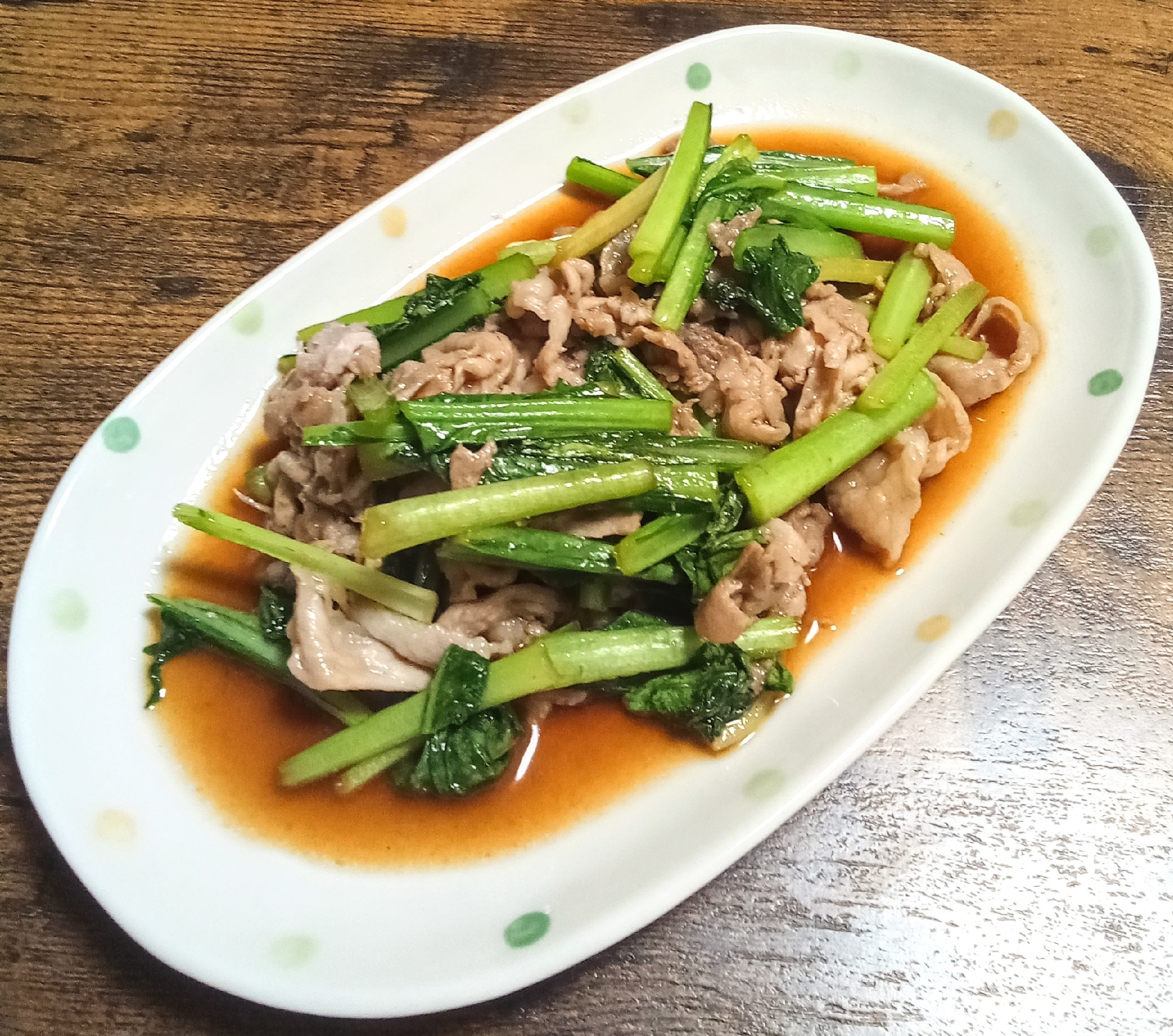 今日は、小松菜と豚バラ肉でオイスターソース炒め