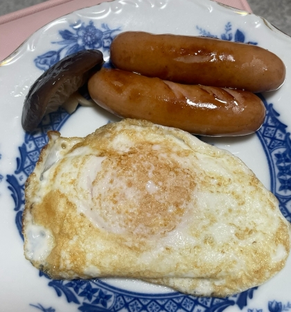 キャンプ～しょうゆ目玉焼きウインナー添え