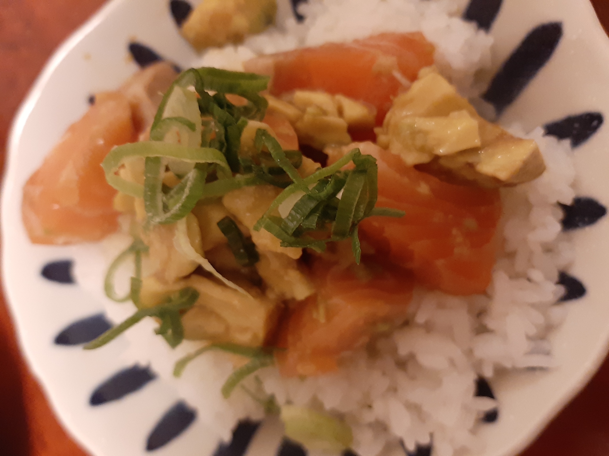 アボカドサーモンの和風丼