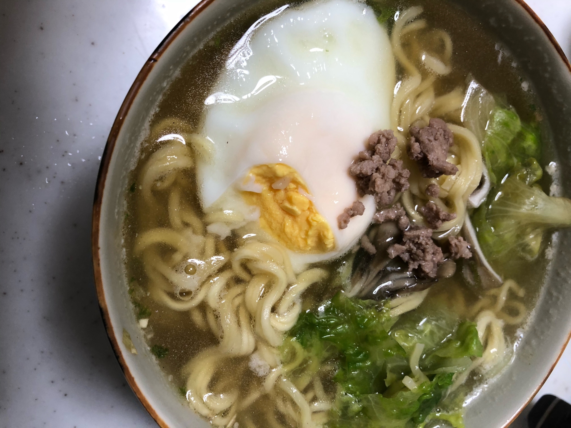 ミンチとレタスと落とし卵の醤油らーめん(^ ^)