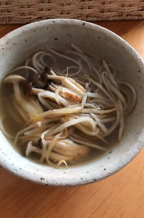 もやしとしめじ炒めの温蕎麦