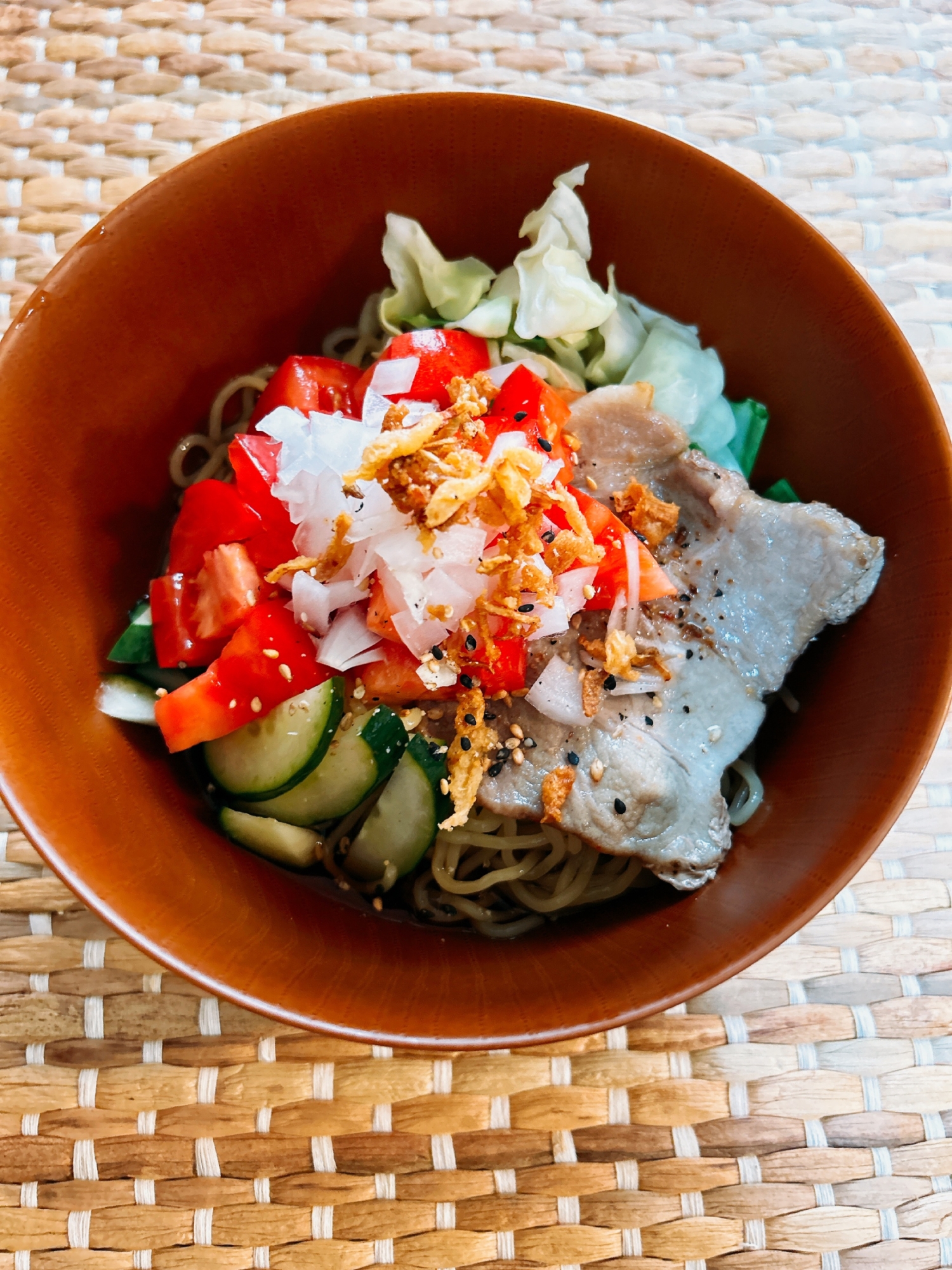 さっぱりざるラーメンに 完熟トマト乗せ