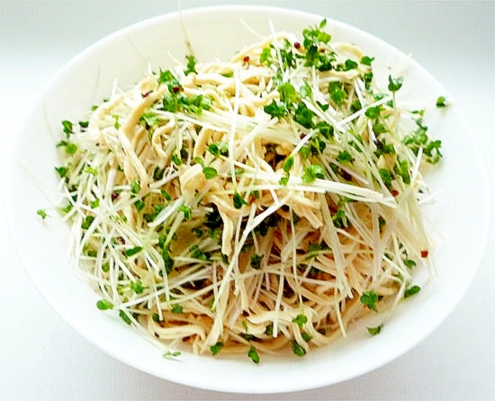 ブロッコリースプラウトと豆腐干絲のサラダ