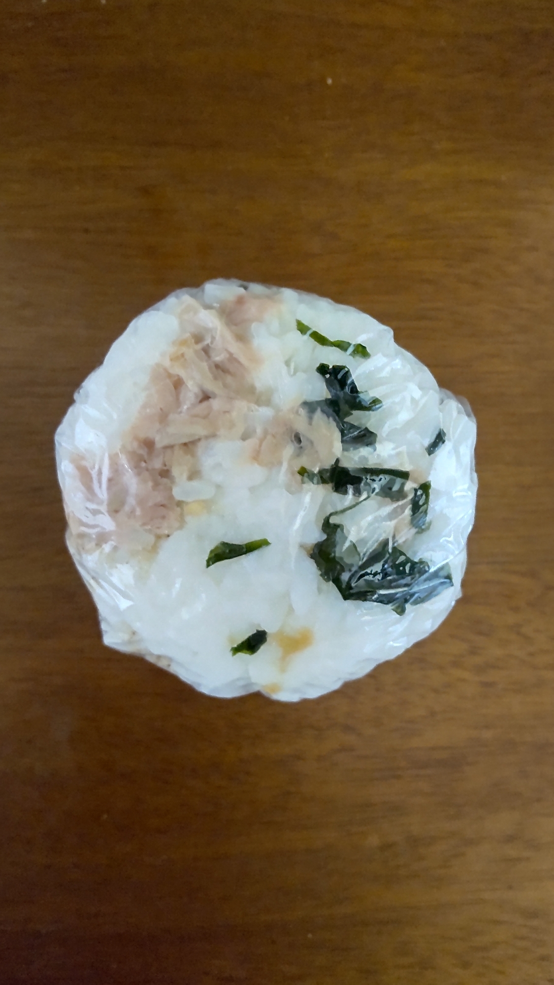 ツナとわかめご飯のおにぎり