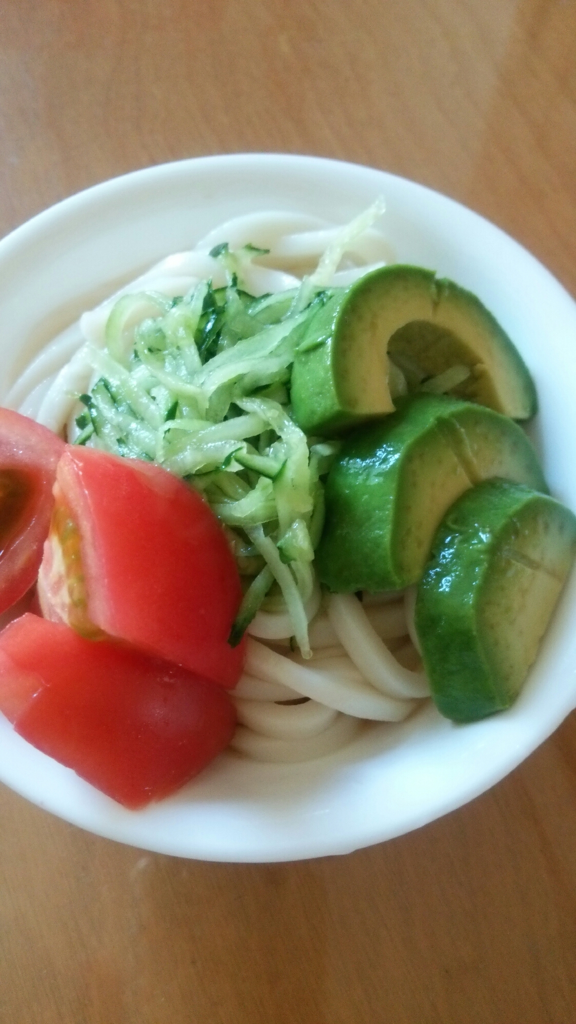 アボカドとトマトときゅうりのうどん