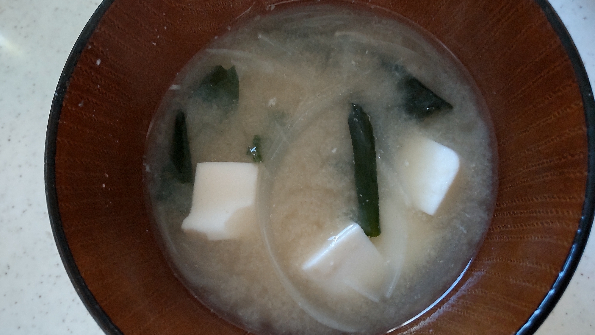 豆腐と玉ねぎとわかめのお味噌汁