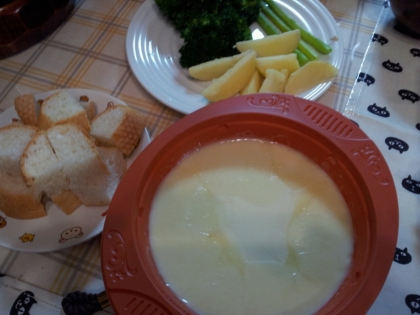 初のチーズフォンデュでしたが、野菜が美味しく食べられました(*^^*)
レンジ用だったので、簡単にできるし、良かったです♪