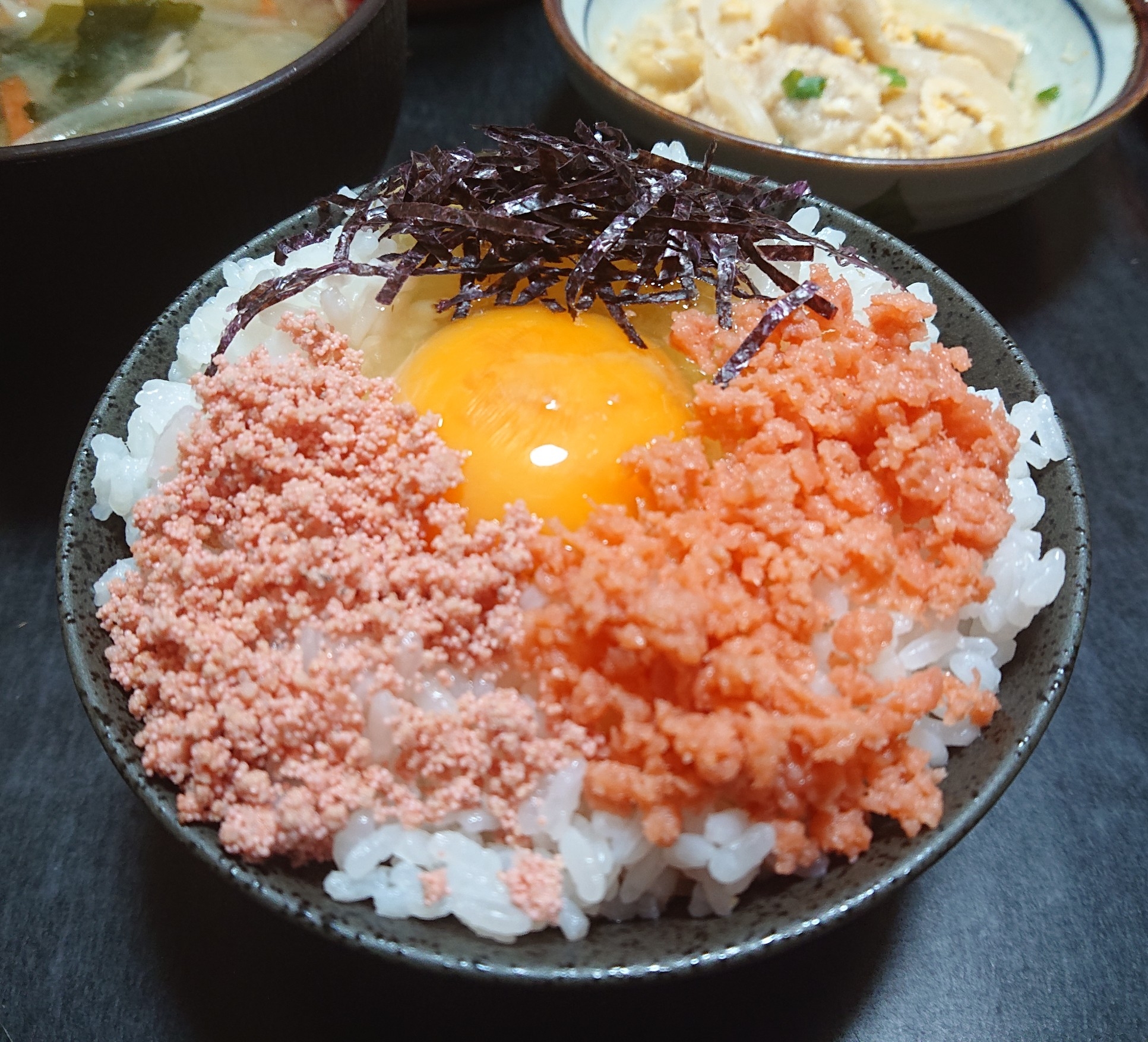 鮭とたらこの親子っぽいけど他人な卵かけご飯