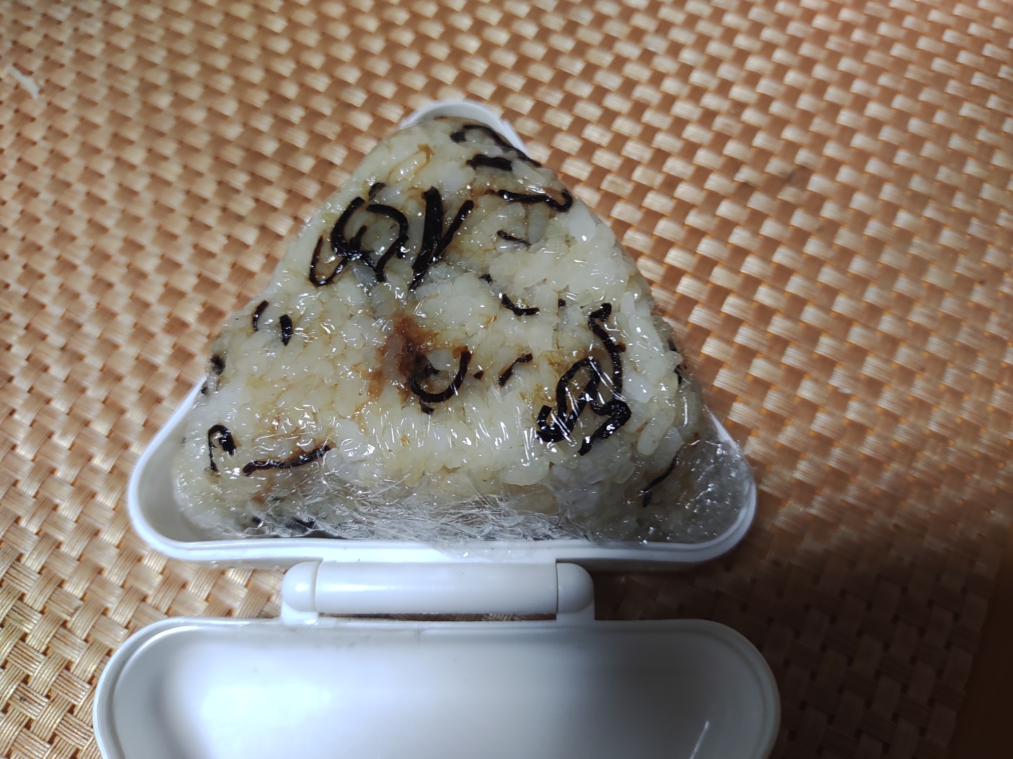 塩昆布とおかかのおにぎり