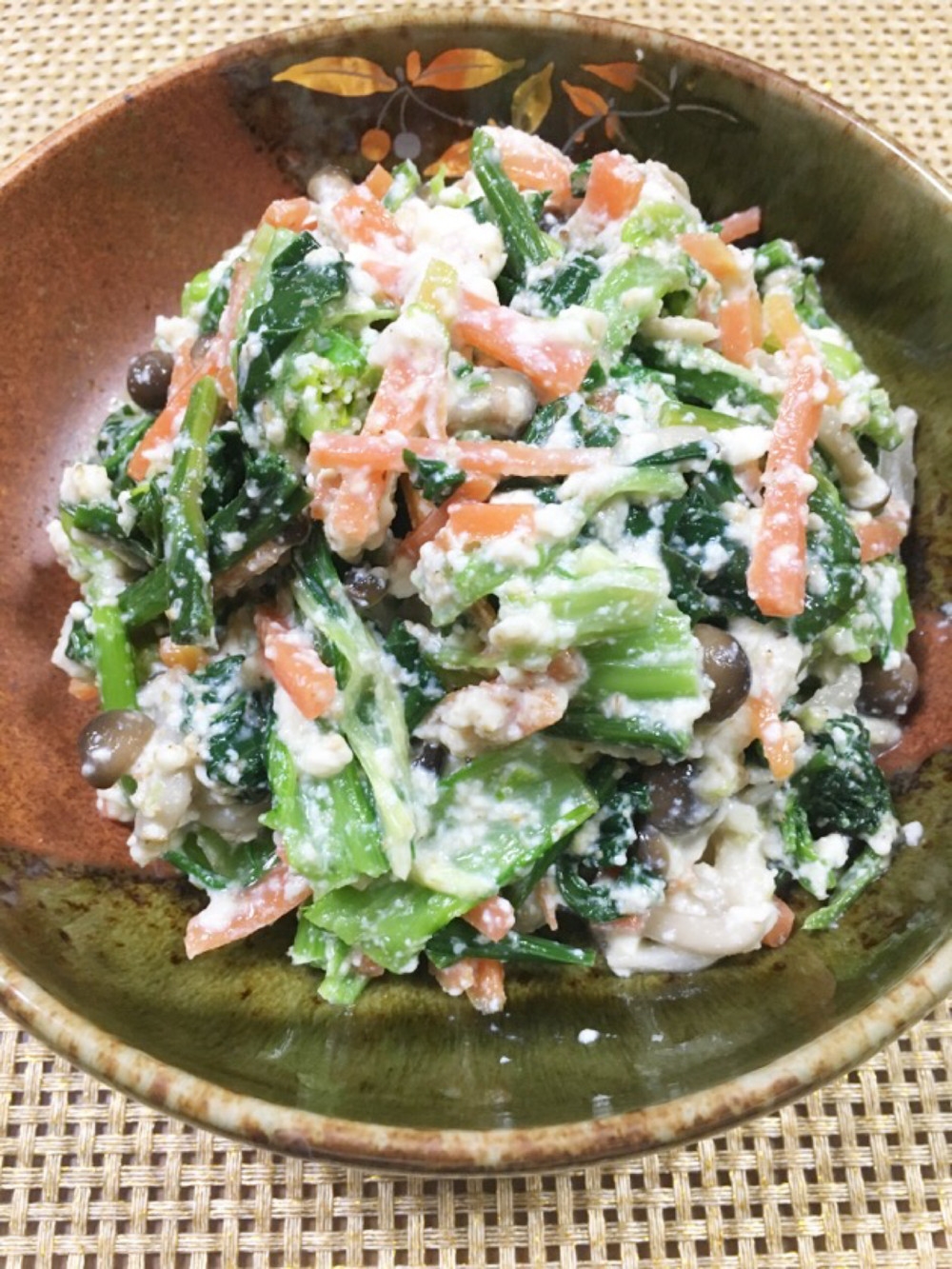 和皿に盛られた、小松菜としめじの白和え