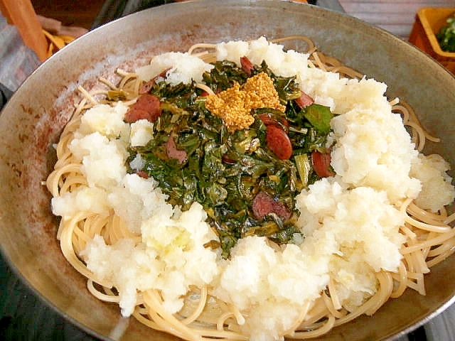 器に盛り付けられた大根おろしとからし菜のパスタ
